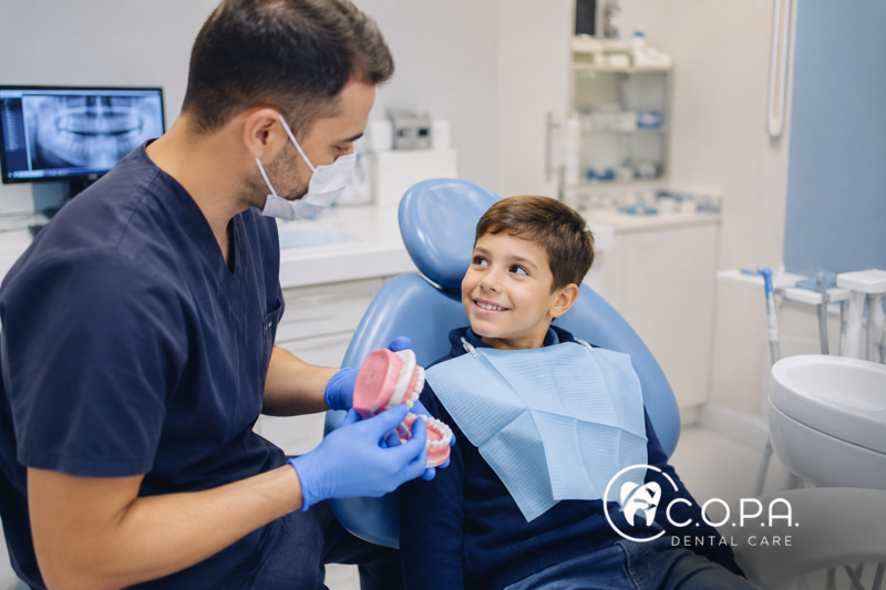 Dentista pediatrico durante una visita di pedodonzia con un bambino presso Copa Dental Care a Casoria